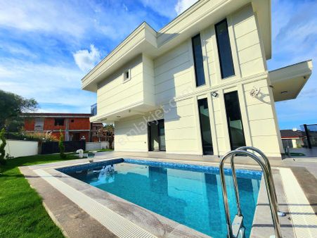 Kuşadası Milli Park Eteklerin'de Satılık Deniz Manzaralı Villalar