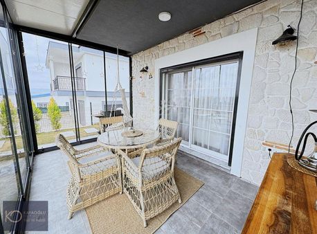 Foça/kozbeyli Kavşağına Çok Yakın Mustakil Havuzlu Villa