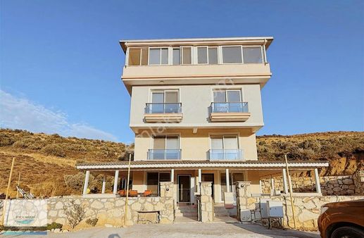 Yenifoça'da Doğaile İç İçe Geniş Verandalı-bahçeli 3+1 Tripleks