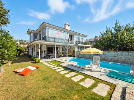 Çeşme Sakarya Mahallesinde Havuzlu 4+1 Satılık Villa