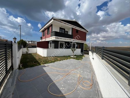 Çetınkaya Dan Satılık Köşe Başı Geniş Bahçeli Villa