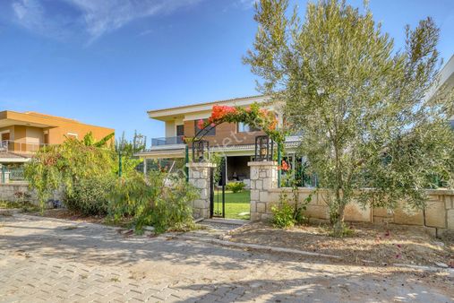 Çeşme Şifne’de Satılık Villa Denize Yakın 3+1