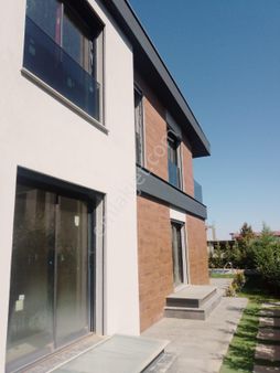 Şirinköyde Doğa Manzaralı Satılık Havuzlu Villa