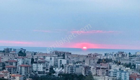 Kuşadasında Deniz Manzaralı Geniş Çatı Dublex Daire