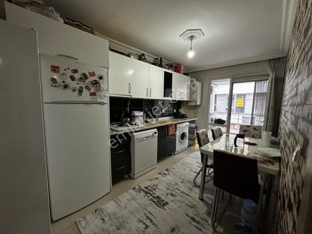 Recep Ümit'ten Esenli Caddesi Yakınında Ferah Temiz Satılık 2+1 Geniş Daire