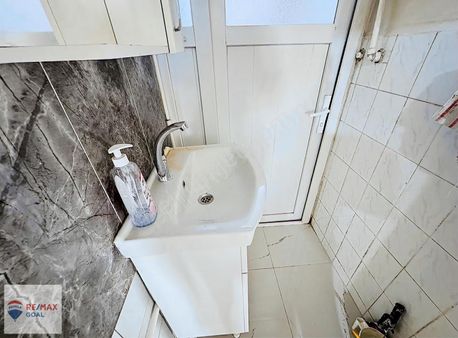 Y.çamlıca'da Metroya Yürüme Mesafesinde Yenilenmiş Balkonlu 2+1