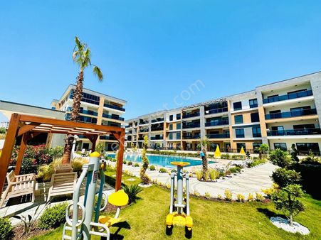 Kusadası Merkezde Havuzlu Güvenlıklı 3+1 Rezıdans