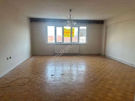 Zafer Mahallesinde 3+1 Kombili Geniş Satılık Daire