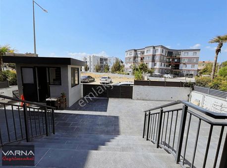 Menderes'de Havuzlu Sitede Kiralık Eşyalı Sıfır 1+1 Daire