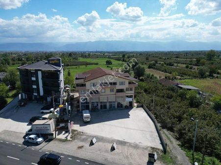 Konuralp'te D-655 Karayoluna Cepheli 400 M2 Kiralık Dükkan