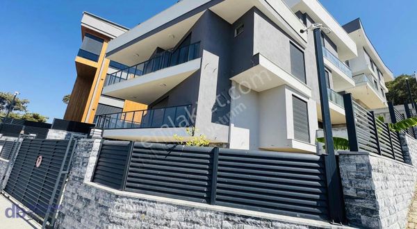 Narlıdere'de Deniz Manzaralı Merkezi Konumda 4+1 Satılık Villa