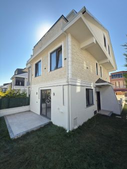 Merkezi Konumda Satılık Tripleks Bahçeli Villa