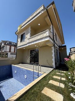 Alaçatı Taş Konsept Havuzlu 4+1 Tripleks Villa Denize Yürüme Mesafede