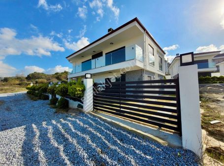 Kuşadası Davutlar’da 400m2 Arsa İçinde Satılık 5+1 Müstakil Villa