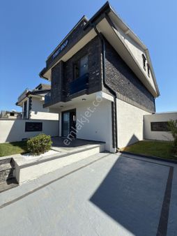 4+1 Özel Araç Otoparklı Denize Yürüme Mesafede Tripleks Villa