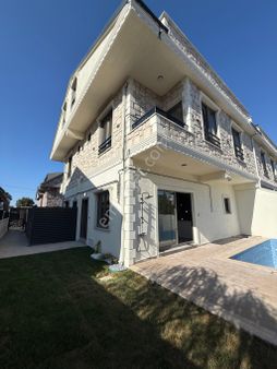 Kocaali / Yalı Mahallesi Merkez Plajda Özel Dekorasyonlu 4+1 Havuzlu Villa