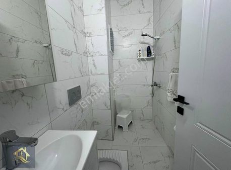 Kuşadası Davutlar'da Ebeveyn Banyolu 3+1 Eşyalı Kiralık Daire