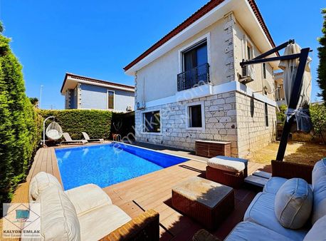 Alaçatı'da Satılık Tam Müstakil Havuzlu Müştemilatlı Lüx Villa