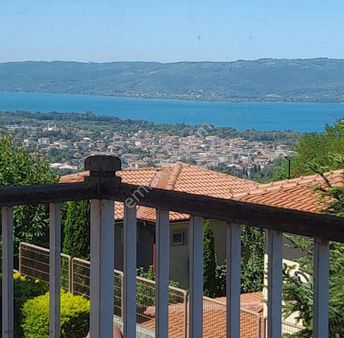 Kuzey Türkiyede Göl Manzaralı, Tam Mobilyalı Villa