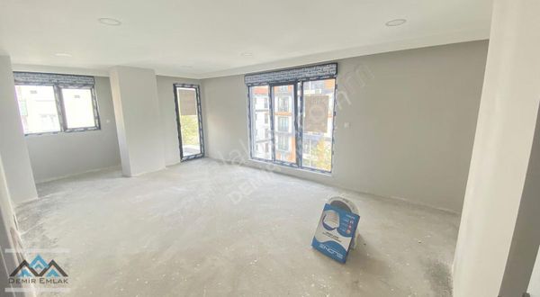 Cevizli Bankalar Cad Üzerinde Yüksek Tavanlı 6+2 Sıfır