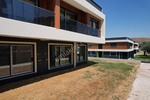 Çandarlı Merkezde Havuzlu Sitede 1+1 Satılık Daireler