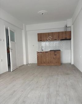 Balçova Merkezde 2+1 Doğalgazlı Bakımlı Daire