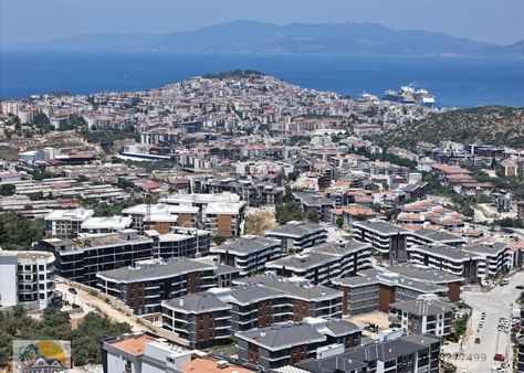 Kuşadası Değirmendere'de 3+1 Bahçeli Ve Deniz Manzaralı Satılık Daire
