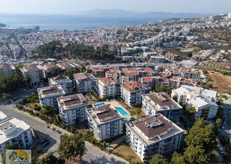 Kuşadası İkiçeşmelik'te Geniş Yaşam Alanlarına Sahip Ve Kapalı Mutfaklı Full Eşyalı Satılık 3+1