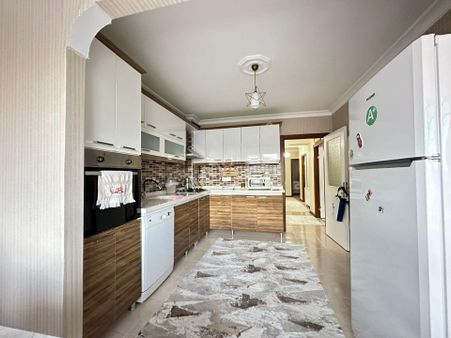 Bademlik'te Cadde Üzeri Ara Katta 3+1 Daire!