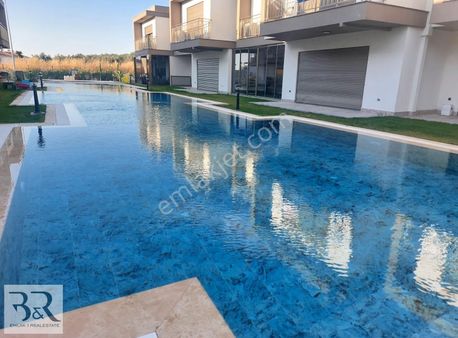 Kuşadası Soğucakta Denize Yakın Ortak Havuzlu 3+1 Sıfır Villa