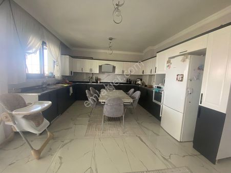 Med Karşıyaka’da Çok Acil Satılık 5+1 Villa