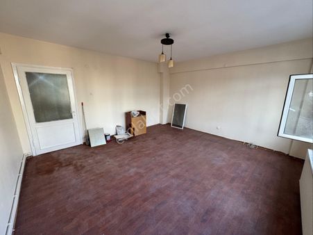 Balkonlu İçi Yenilenmiş Toplu Taşımaya Çok Yakın 2+1 Eşyasız Daire