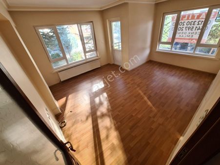 Sancaktepe'de Caddeye Paralel Köşebaşı Asansörlü 2-balkonlu 3+1