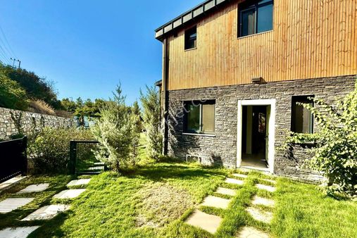 Foça-kozbeyli'de Havuzlu Site İçinde Müstakil Bahçeli 2+1 Villa