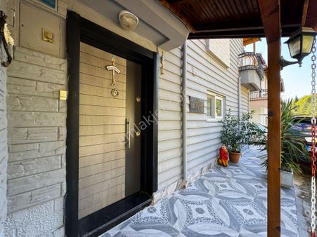 Salihli Adala'da Satılık Komple Tadilatlı 5+1 Tripleks Villa