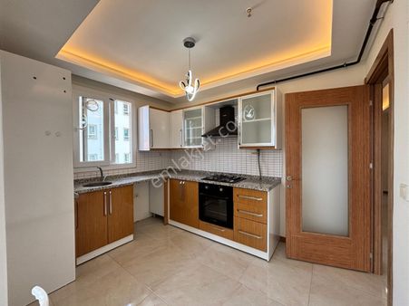 100 Yıl Mahallesinde Geniş 3+1 Kapalı Mutfak Çift Banyo Direk Hasarsız Doğalgazlı Satılık Daire !!!