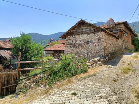 Bursa Keles Hereke Köyü Köyiçi Mevkiinde Satılık Köy Evi