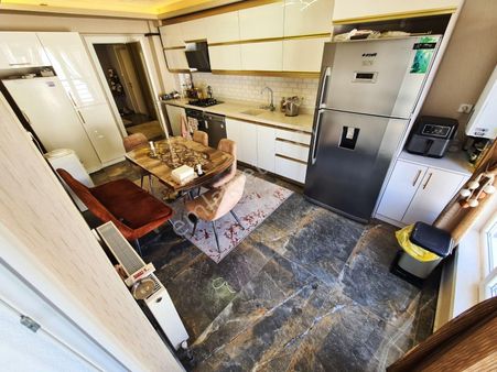 Ayvalı'da Site Konseptli Teras Balkonlu Depolu Caddede 165m² 4+1