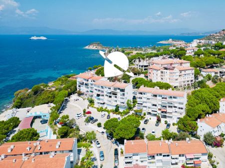 Denize Sıfır Seçkin Sitesinde Deniz Manzaralı 2+1 Daire Satılık