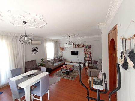 Karşıyaka Bostanlıda Denize Yakın Konumda 3+1 Köşe Daire J-31