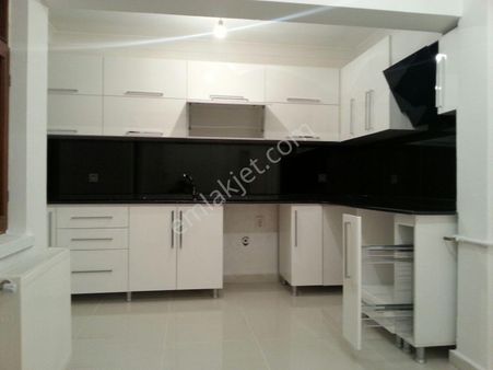Bahçelievler'de Kiralık 3+1 Kombili Full Yapılı Bahçe Katı