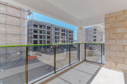 Kuşadası Ege Mahallesi'nde Deniz Ve Doğa Manzaralı 2+1 Daire