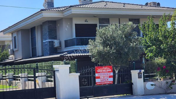 Çeşme Çiftlik'de Kumlu Plajlara Yakın Şık Villa