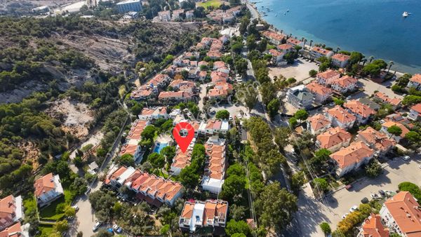 Eski Foça'da Site İçinde Havuz Cepheli Satılık 3+1 Dubleks