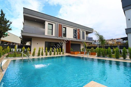Kuşadası Karaova'da Havuzlu Ve Doğalgazlı Sitede 3+1 Villa