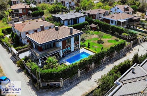 Şile Kumbaba'da 1162 M2 Arsa İçi Havuzlu 5+1 Eşyalı Lüks Villa.