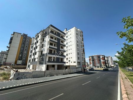 Elisa Gyo//mimsin Ana Cadde Üzeri Yol Cepheli 2+1 Kombili Daire