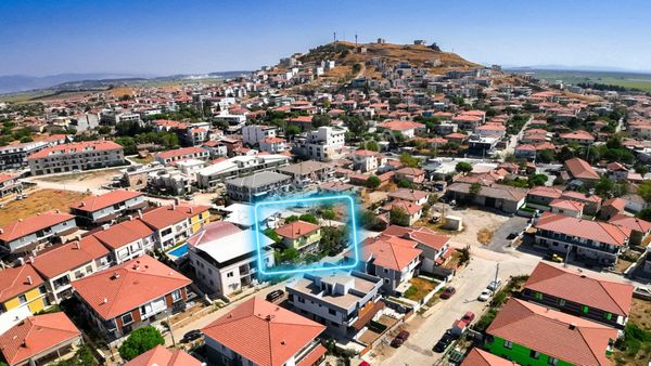 Foça Bağarasında Yatırımlık, Müstakil Bahçeli 2 Katlı Satılık Ev