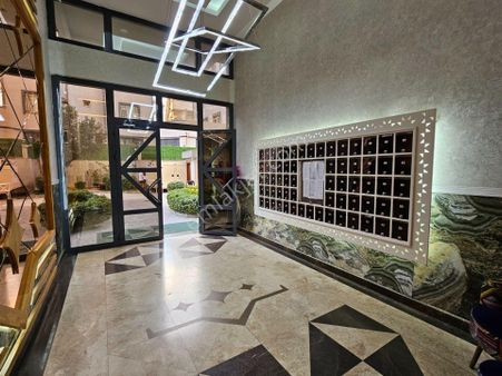 Güneşli’de Cadde Üzerinde Satılık 2+1 Lüks Daire