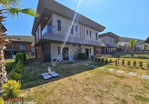 Kuşadası Kuştur Da 3+1 Geniş Bahçeli Eşyalı Plaja 450 Metre Havuzlu Sitede Satılık Villa